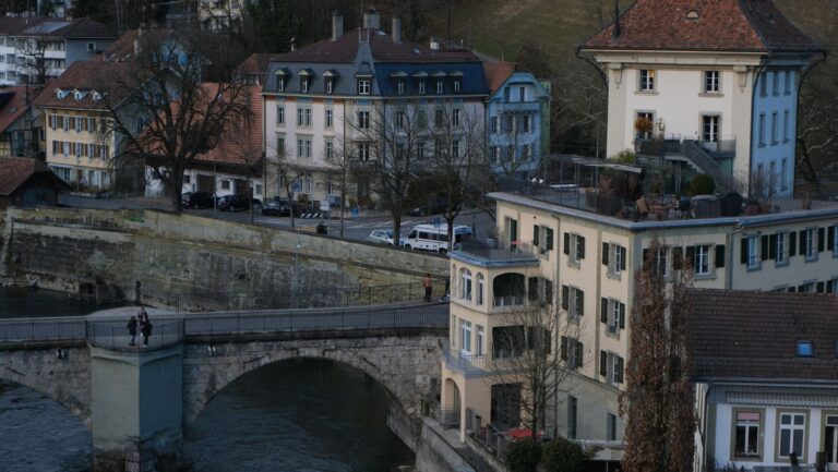 Lauben und Sandsteinfassaden in der Berner Altstadt