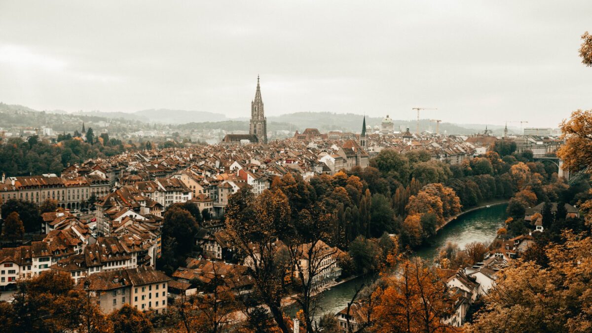 Luftaufnahme der Berner Altstadt mit der Aareschlaufe
