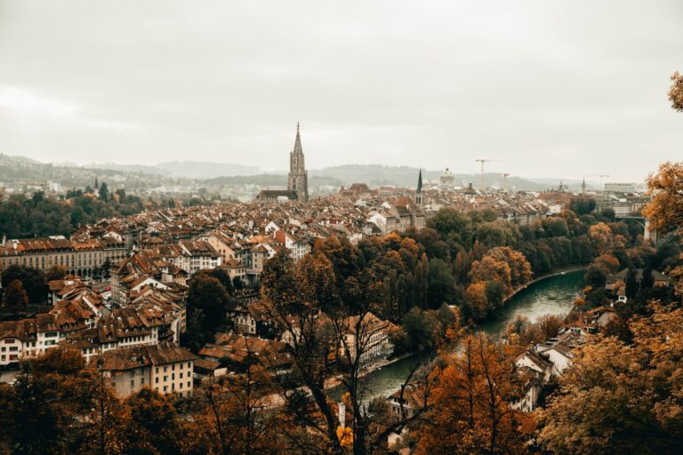 Luftaufnahme der Berner Altstadt mit der Aareschlaufe