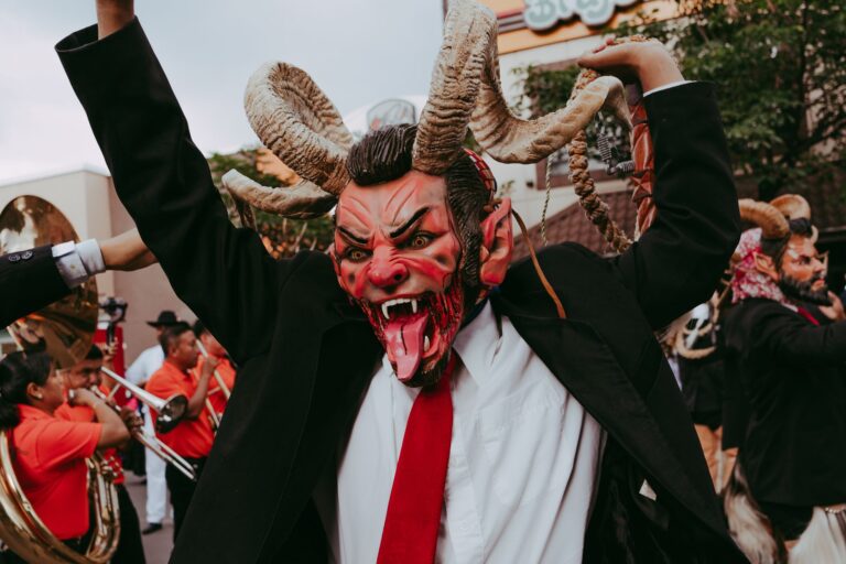 Guggenmusik und Masken an der Berner Fasnacht