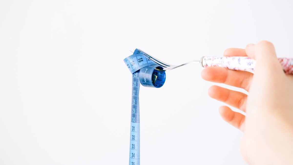 Massband und Notizzettel liegen auf einer Küchenarbeitsfläche neben einem Gerät