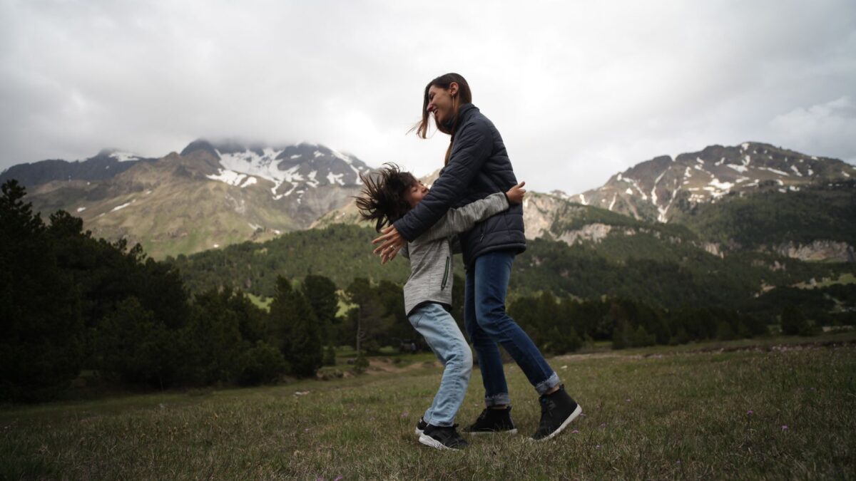 Familie mit Kindern beim Ausflug in der Natur