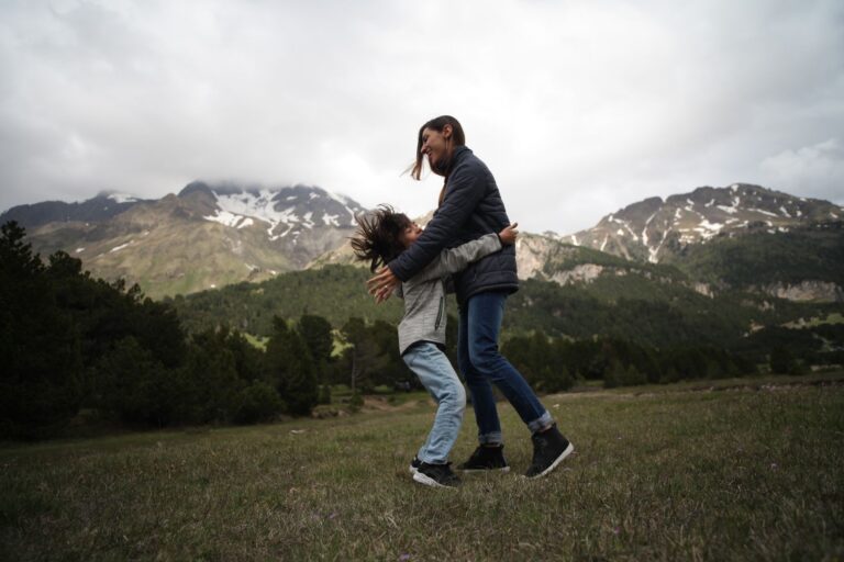 Familie mit Kindern beim Ausflug in der Natur