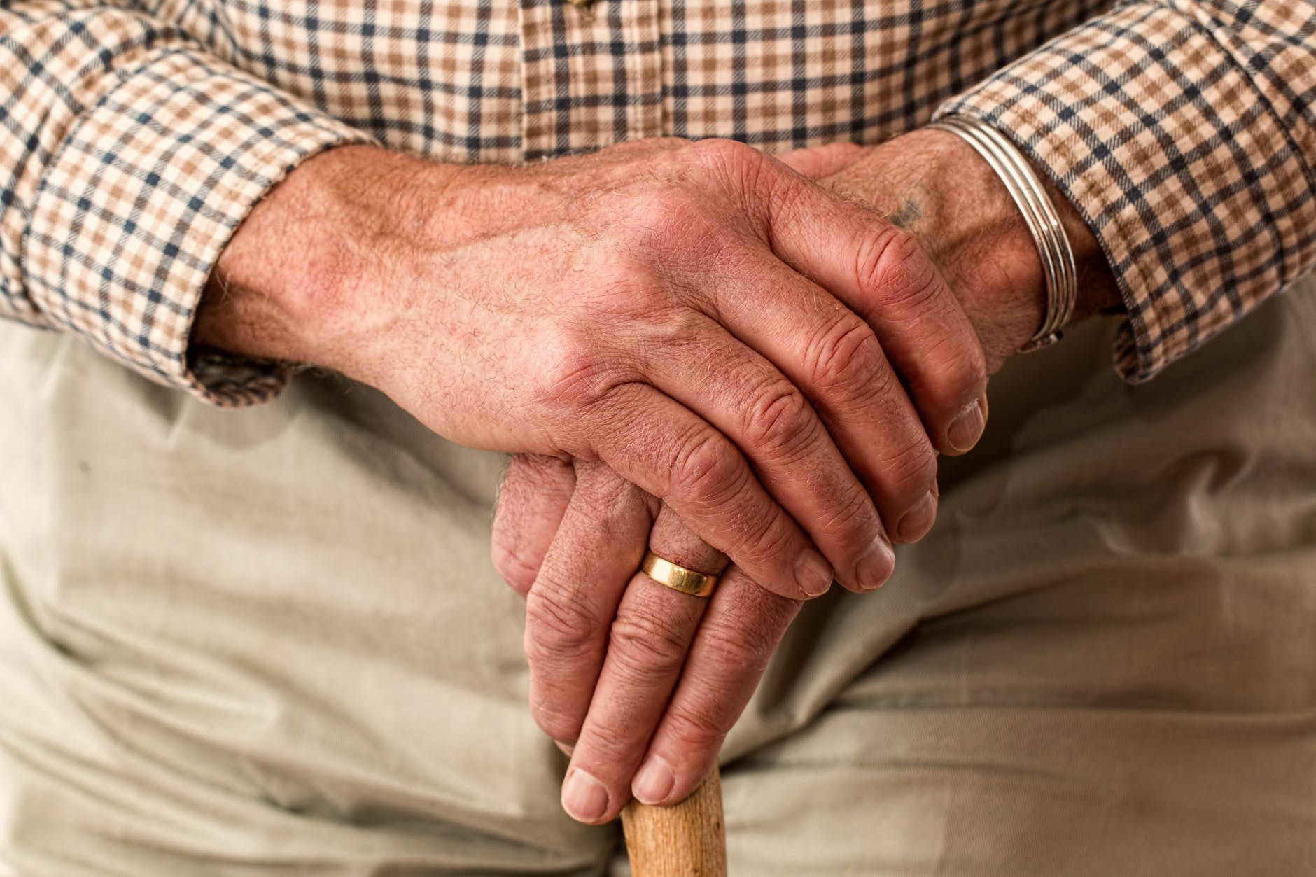 hands walking stick elderly old person.jpgautocompresscstinysrgbdpr2h650w940dldosya