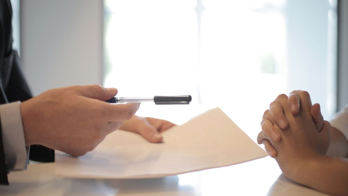 Vertragsunterlagen und Autoschlüssel auf einem Tisch während eines Finanzierungsgesprächs