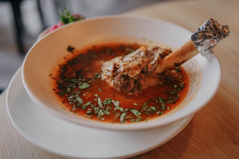 Dünne Fleischstreifen garen in heisser Bouillon beim Fondue Chinoise