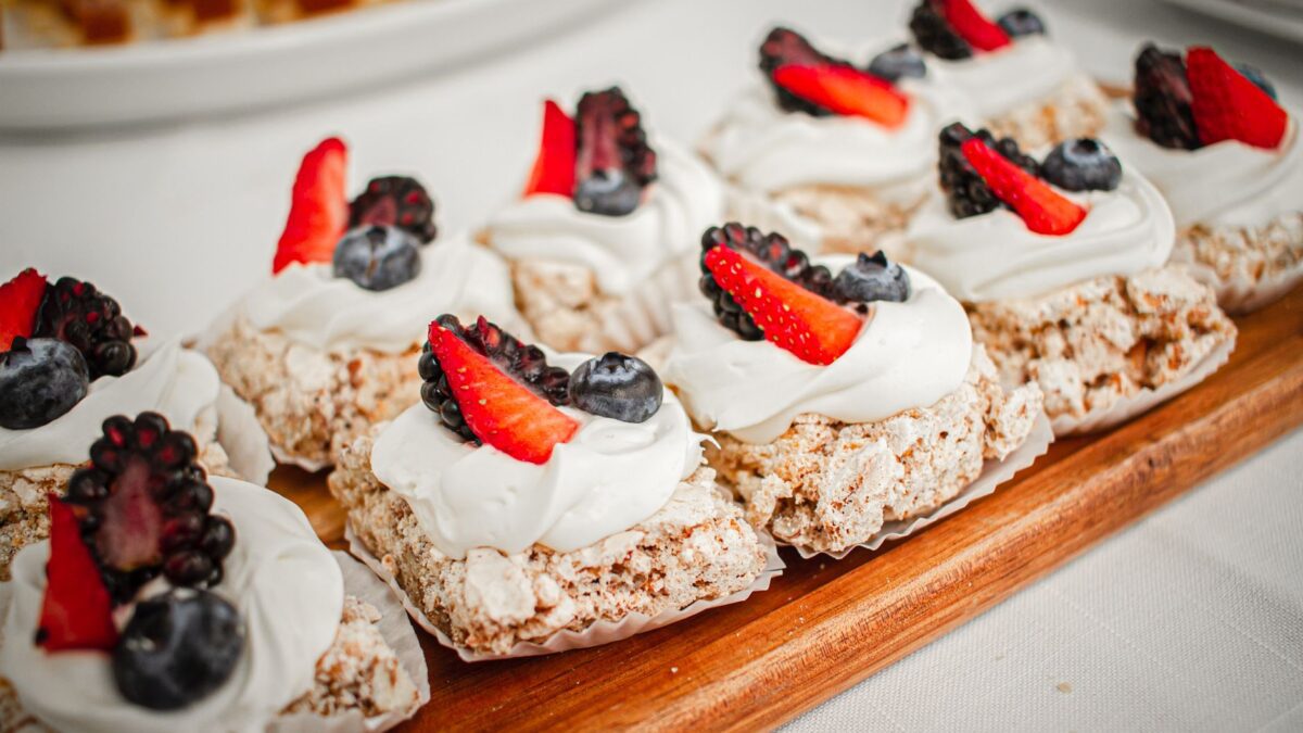 Knusprige Meringue mit Doppelrahm und Beeren angerichtet