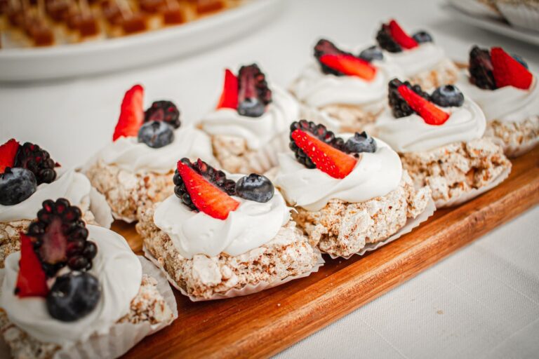 Knusprige Meringue mit Doppelrahm und Beeren angerichtet