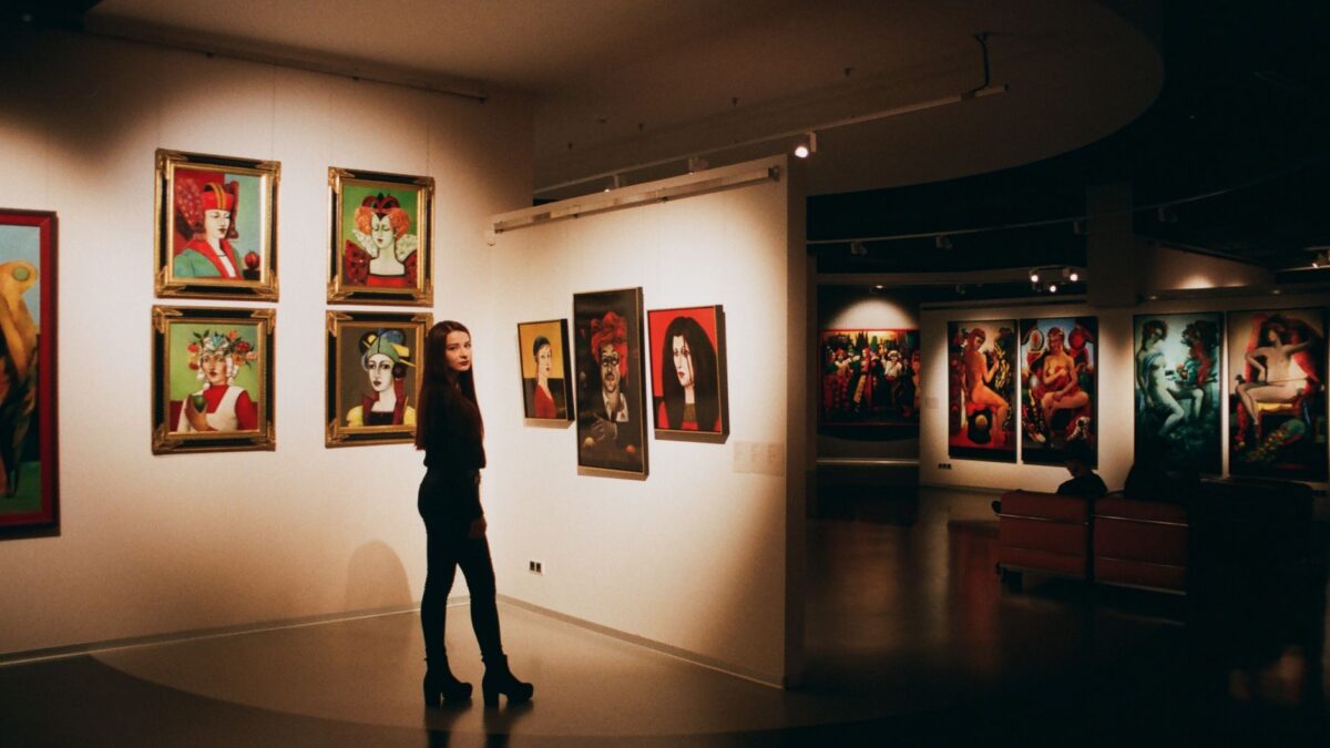 Zeitgenössische moderne Kunst in einer Galerie
