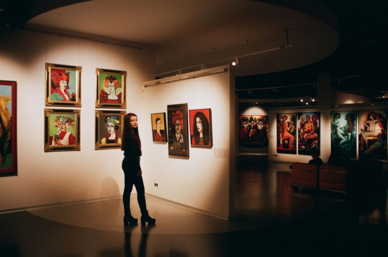 Zeitgenössische moderne Kunst in einer Galerie
