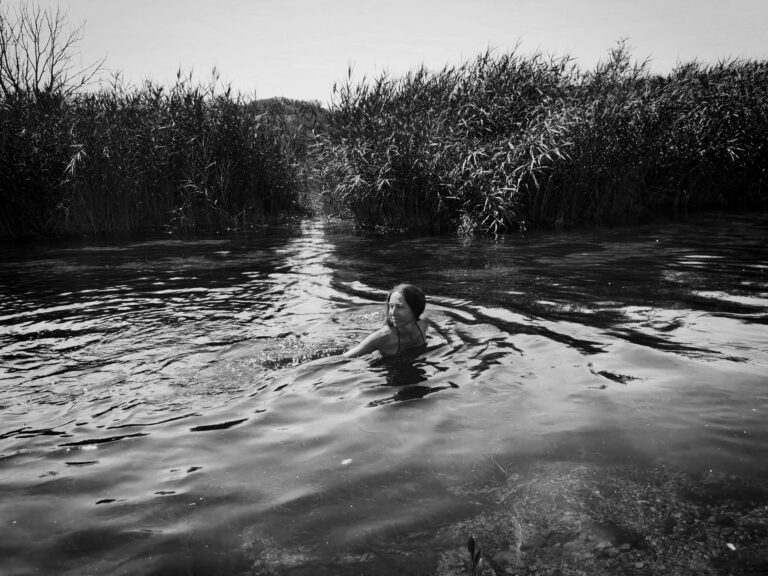 Schwimmen in der türkisgrünen Aare in Bern