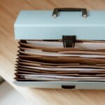 Versicherungsunterlagen und Ordner auf einem Tisch