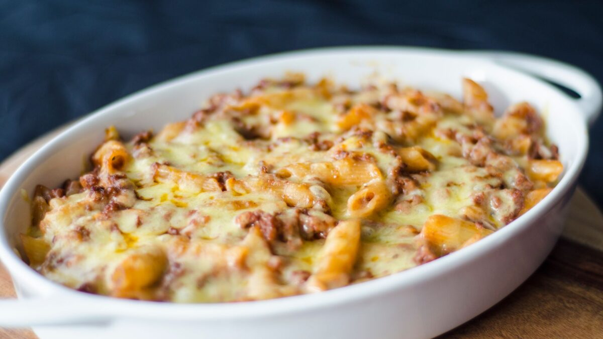 Älplermagronen mit Käse, Kartoffeln und Röstzwiebeln in der Pfanne