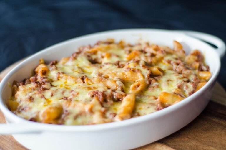 Älplermagronen mit Käse, Kartoffeln und Röstzwiebeln in der Pfanne