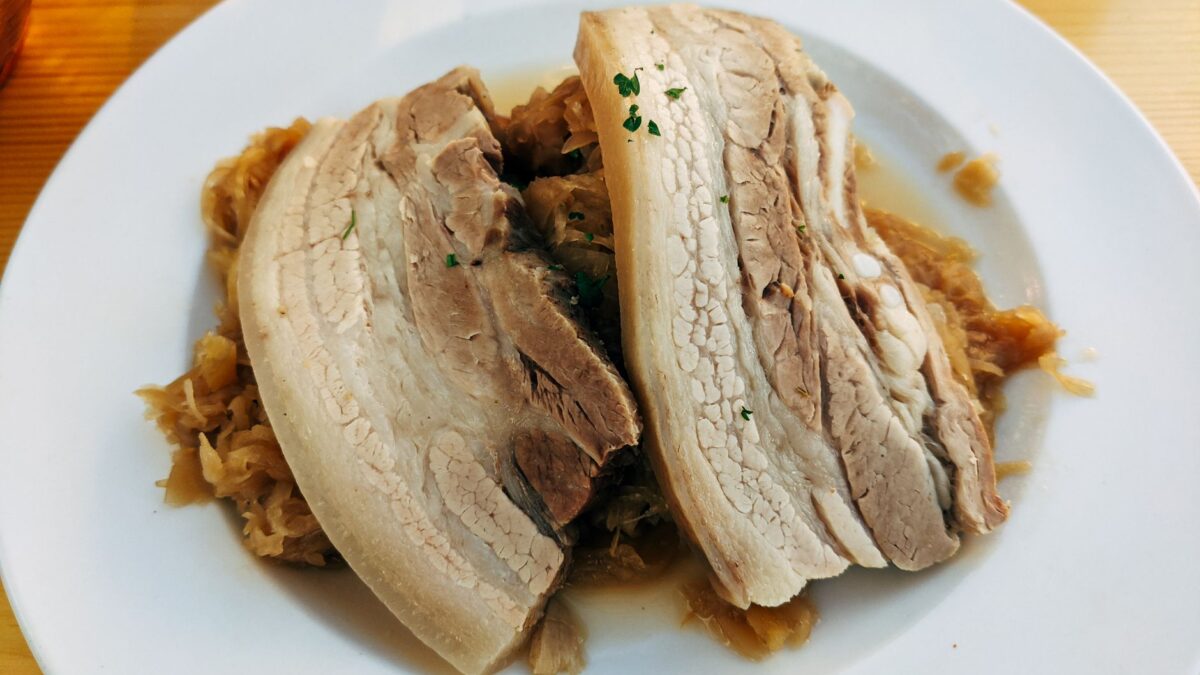 Reich beladene Berner Platte mit Fleisch, Wurst und Sauerkraut