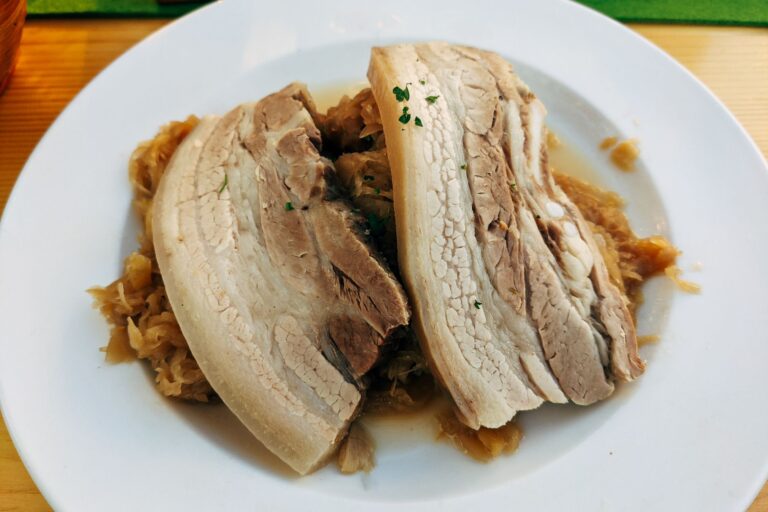 Reich beladene Berner Platte mit Fleisch, Wurst und Sauerkraut