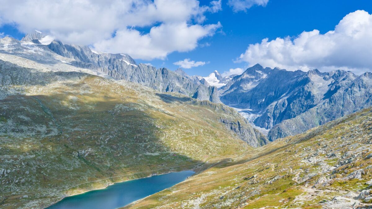 Panorama der Schweizer Alpen mit Bergsee