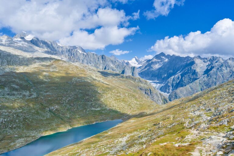 Panorama der Schweizer Alpen mit Bergsee