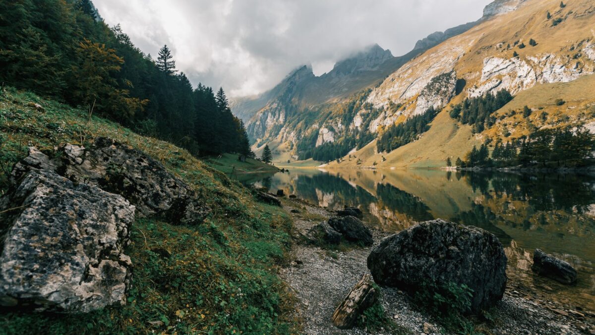 Stiller Bergsee an einem Wanderweg in der Schweiz