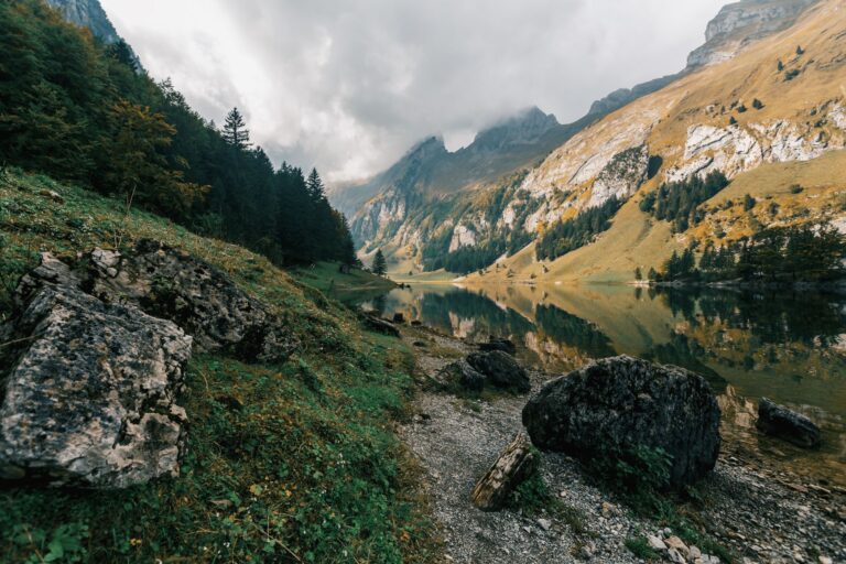 Stiller Bergsee an einem Wanderweg in der Schweiz