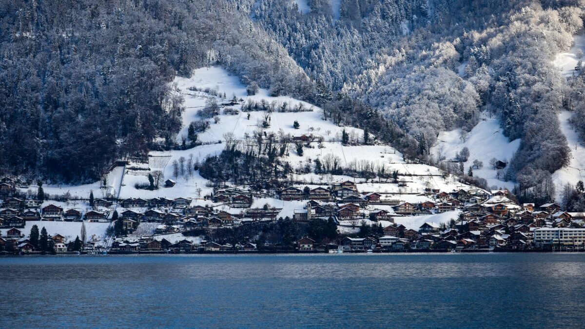 Verschneites Bergdorf in der Schweiz im Winter