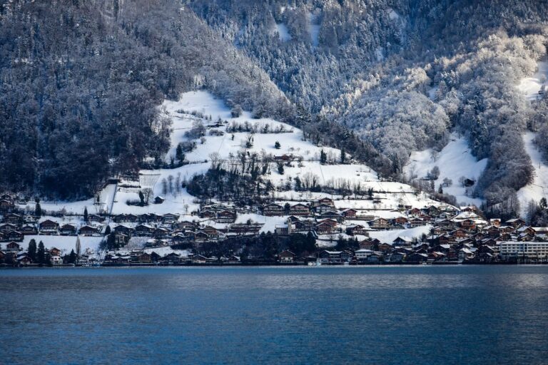 Verschneites Bergdorf in der Schweiz im Winter