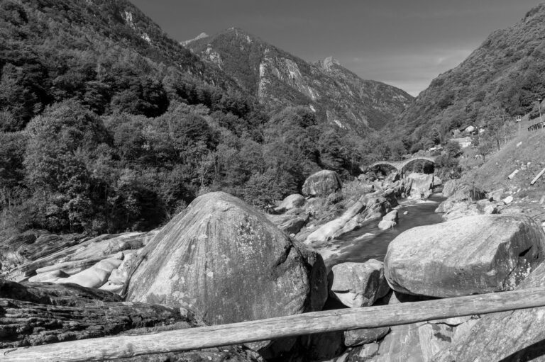 Türkisgrünes Wasser im Verzascatal im Tessin