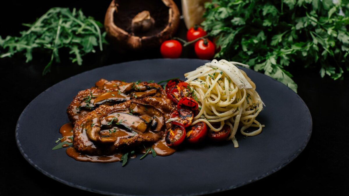 Zürcher Geschnetzeltes in heller Rahmsauce mit Rösti angerichtet